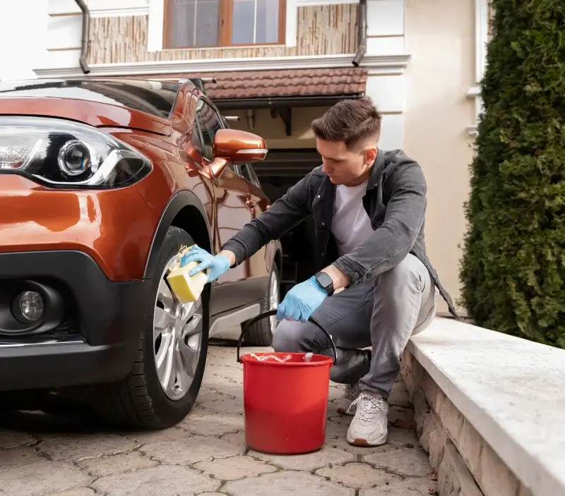 Lavage auto à domicile Lassay-les-Châteaux : professionnel intervenant sur un véhicule